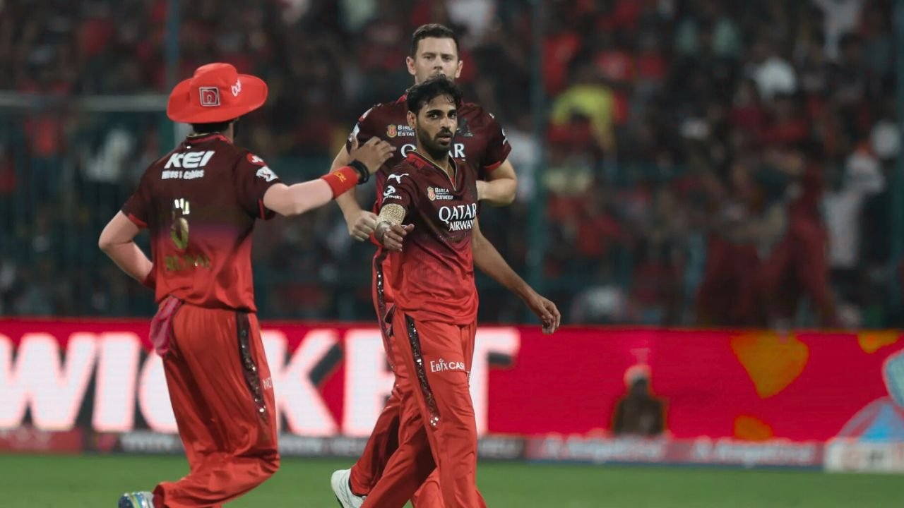 RCB को मिली First Breakthrough Bhuvneshwar Kumar ने लिया पहला विकेट RCB को मिली First Breakthrough Bhuvneshwar Kumar ने लिया पहला विकेट