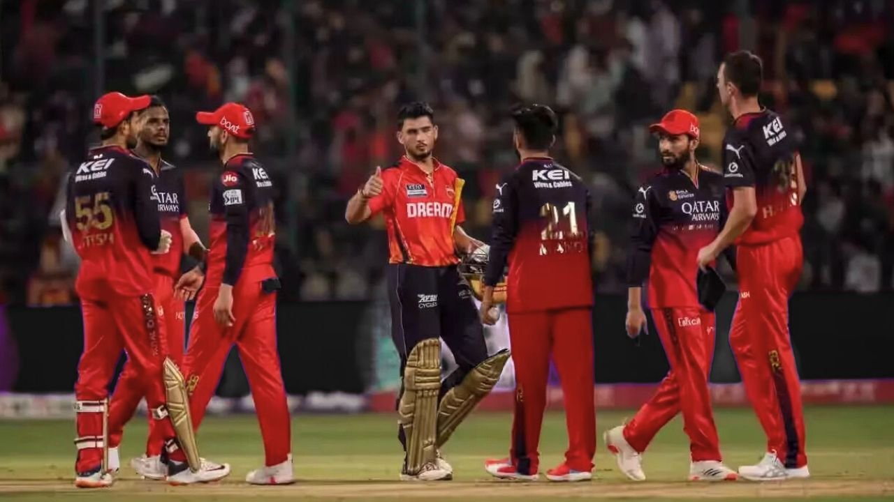 Aakash Chopra का Analysis: क्यों Home Ground पर परेशान है RCB Chinnaswamy की Pitch बनी Mystery Aakash Chopra का Analysis: क्यों Home Ground पर परेशान है RCB Chinnaswamy की Pitch बनी Mystery