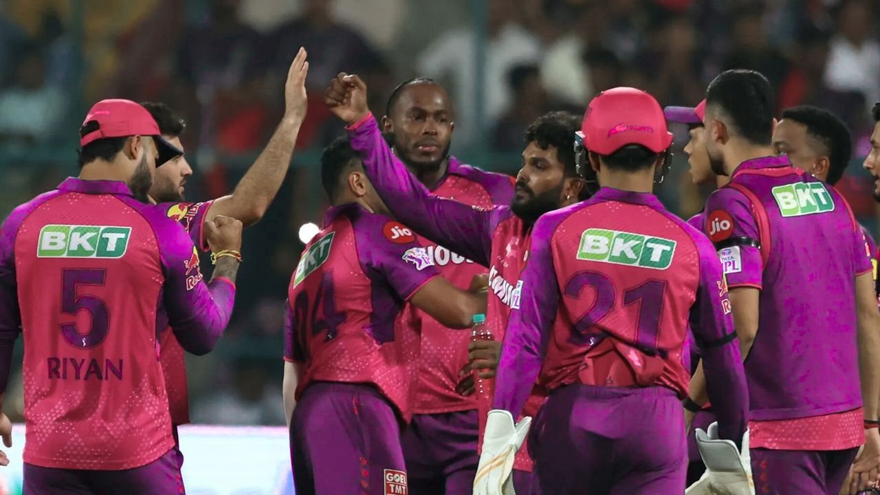Royal Challengers Bangalore  ने पहले गेंदबाजी करने का विकल्प चुना और 20 ओवरों में बनाए 205/5 का शानदार स्कोर