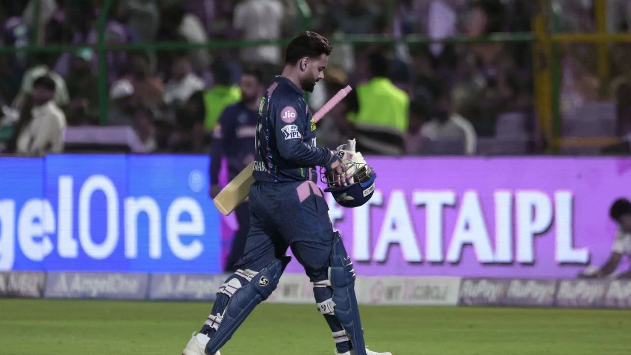 Manoj Tiwari ने Rishabh Pant की Batting Approach पर उठाए सवाल Manoj Tiwari ने Rishabh Pant की Batting Approach पर उठाए सवाल
