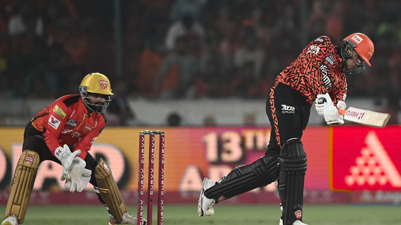 Hyderabad में रनों का महासंग्राम SRH ने Punjab को बुरी तरह हराया Hyderabad में रनों का महासंग्राम SRH ने Punjab को बुरी तरह हराया