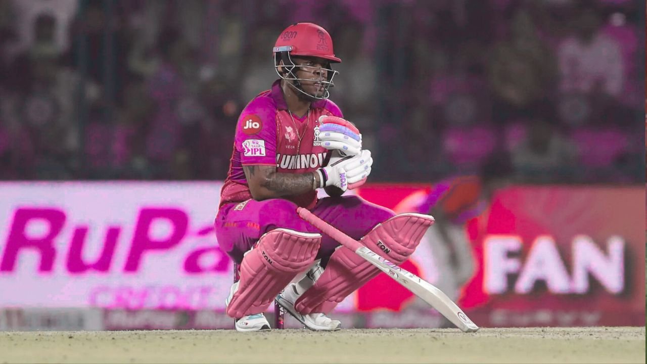 Rajasthan Royals  के फील्डिंग कोच दीशांत यादव और बल्लेबाज शिमरोन हेटमायर के बीच घटी एक मजेदार घटना जब दोनों IPL 2025 के मुकाबले से पहले टीम की प्रैक्टिस में थे