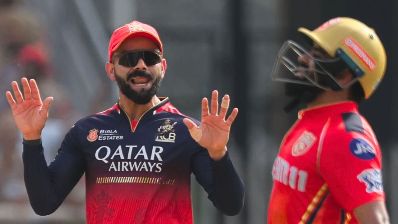 IPL 2025: विराट कोहली ने One8 Commune रेस्टोरेंट में CSK फैन को देख कर किया कुछ ऐसा वीडियो हुआ वायरल IPL 2025: विराट कोहली ने One8 Commune रेस्टोरेंट में CSK फैन को देख कर किया कुछ ऐसा वीडियो हुआ वायरल