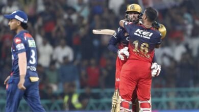 RCB की ऐतिहासिक जीत: LSG को हराकर प्लेऑफ में मारी एंट्री, फैंस बोले अबकी बार ट्रॉफी पक्की