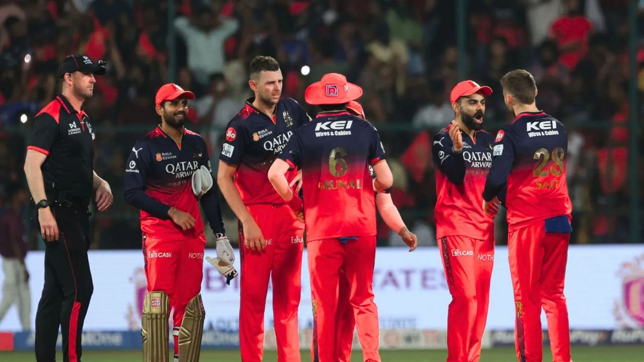 RCB vs CSK: बेंगलुरु में प्लेऑफ की रेस में भिड़ेंगे विराट और धोनी – जानिए मैच की पूरी डिटेल! RCB vs CSK: बेंगलुरु में प्लेऑफ की रेस में भिड़ेंगे विराट और धोनी – जानिए मैच की पूरी डिटेल!