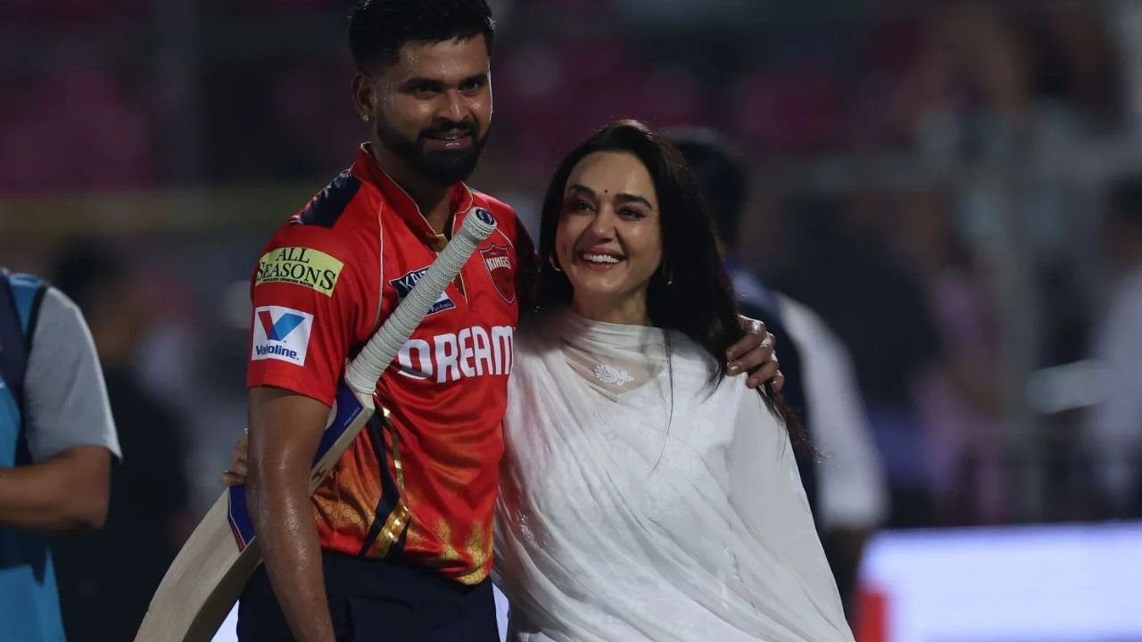 IPL 2025: राघव चड्ढा ने पंजाब किंग्स से की खास मुलाकात प्रीति ज़िंटा और श्रेयस अय्यर को दिया जीत का संदेश IPL 2025: राघव चड्ढा ने पंजाब किंग्स से की खास मुलाकात प्रीति ज़िंटा और श्रेयस अय्यर को दिया जीत का संदेश