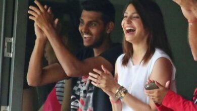 नो-बॉल पर खुशी से झूम उठीं अनुष्का शर्मा विराट कोहली की RCB ने LSG को आखिरी लीग मैच में चटाई धूल