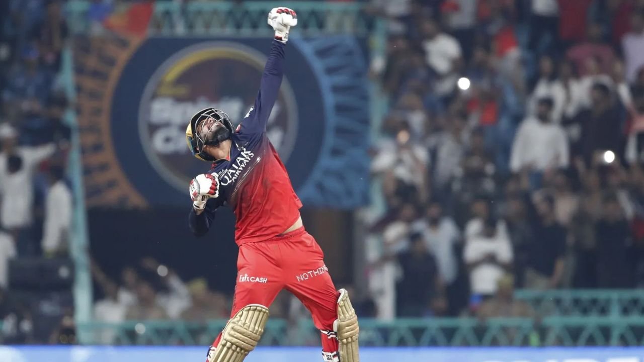 RCB का धमाकेदार अंत: जितेश शर्मा की फिनिशिंग ने लखनऊ को हराया कोहली-पांड्या की छलांगें बनीं चर्चा का विषय RCB का धमाकेदार अंत: जितेश शर्मा की फिनिशिंग ने लखनऊ को हराया कोहली-पांड्या की छलांगें बनीं चर्चा का विषय