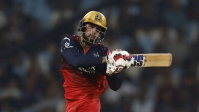 RCB का हेलमेट डिग’ वायरल: जीत के बाद जितेश शर्मा की जश्न पर Avesh Khan पर तंज