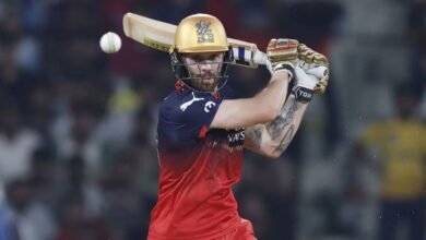 LSG के तेज़ गेंदबाज़ Akash Singh ने RCB के Phil Salt को किया आउट एकाना में लगी झड़ी