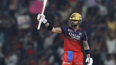 Blinkit का विराट अंदाज़ RCB स्टार विराट कोहली की बल्लेबाज़ी पर आया मजेदार होर्डिंग