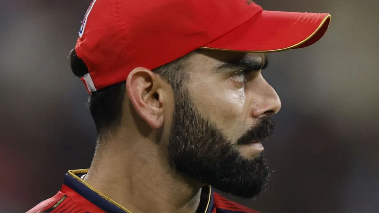 RCB की जीत के बाद विराट कोहली के साथ सेल्फी ने बटोरा ध्यान स्वास्तिक चिकार की तस्वीर वायरल RCB की जीत के बाद विराट कोहली के साथ सेल्फी ने बटोरा ध्यान स्वास्तिक चिकार की तस्वीर वायरल