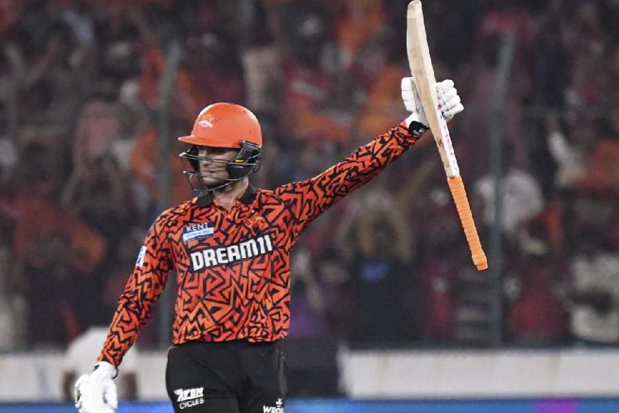 IPL में गरजा अभिषेक का बल्ला: 20 गेंदों में तूफानी फिफ्टी, पूरन के महारिकॉर्ड की बराबरी! IPL में गरजा अभिषेक का बल्ला: 20 गेंदों में तूफानी फिफ्टी, पूरन के महारिकॉर्ड की बराबरी!