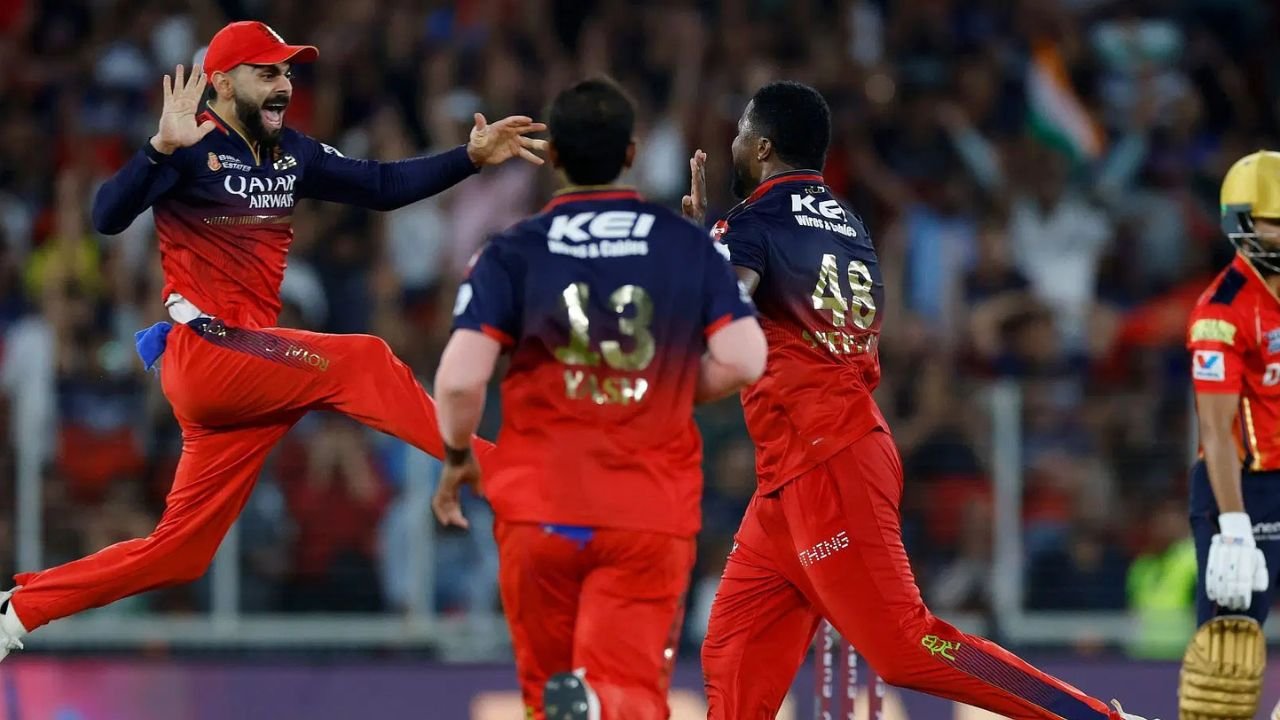 IPL 2025 Final: 18 साल बाद RCB का सपना हुआ सच – विराट कोहली चमके पंजाब से छीन ली ट्रॉफी IPL 2025 Final: 18 साल बाद RCB का सपना हुआ सच – विराट कोहली चमके पंजाब से छीन ली ट्रॉफी