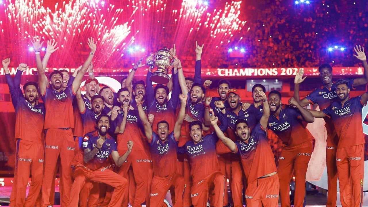 RCB की ऐतिहासिक जीत: राजत पाटीदार ने उठाई IPL 2025 की ट्रॉफी अहमदाबाद में मनी जीत की खुशी RCB की ऐतिहासिक जीत: राजत पाटीदार ने उठाई IPL 2025 की ट्रॉफी अहमदाबाद में मनी जीत की खुशी